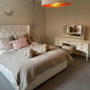 Gorgeous 3 Bed House Free Parking & Garden Holiday home Edinburgh